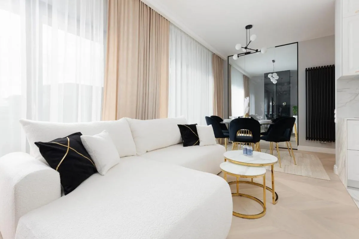 Image 2 of Beautiful & Spacious Apartment with Gym and Terrace by Renters Prestige