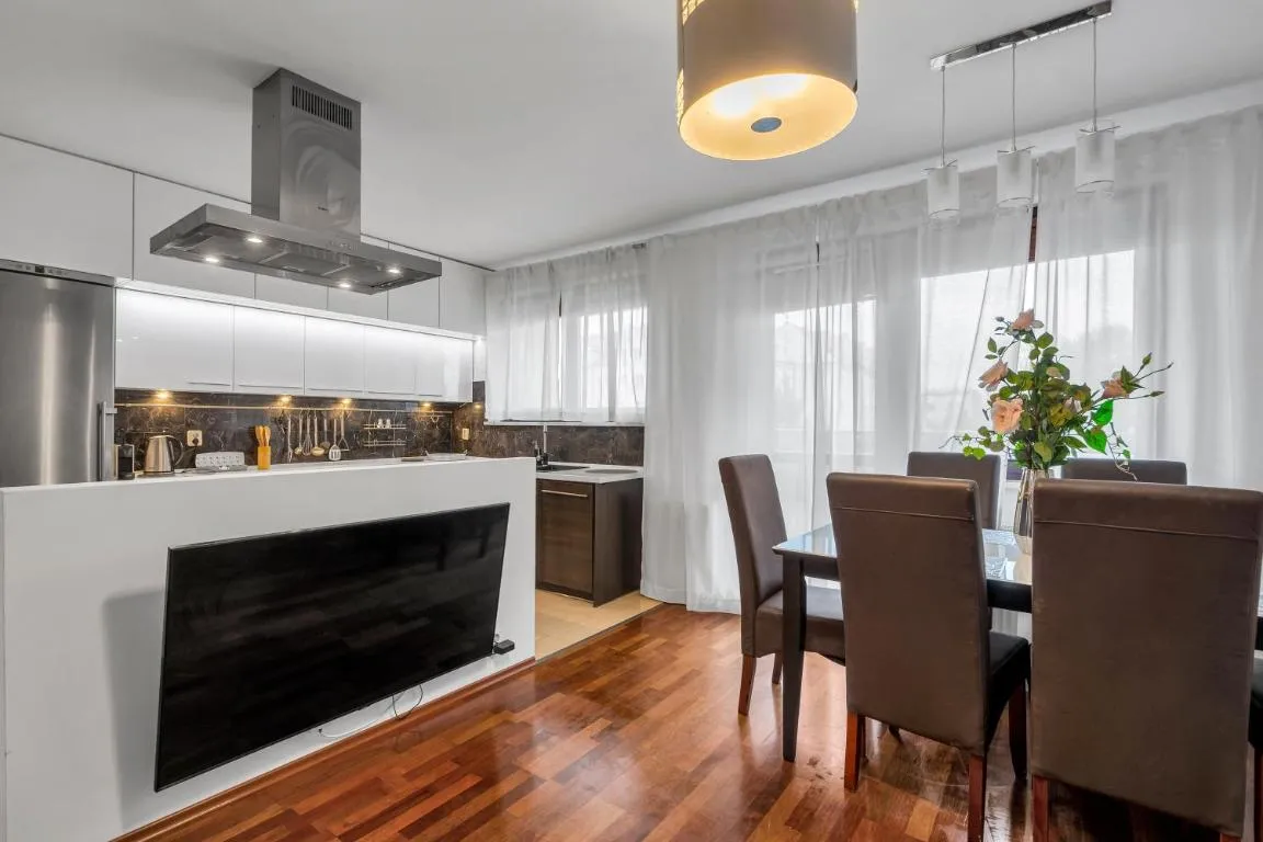 Image of Bemowo Business Apt – 62m2, Parking, Metro & Park Nearby – by Rentujemy