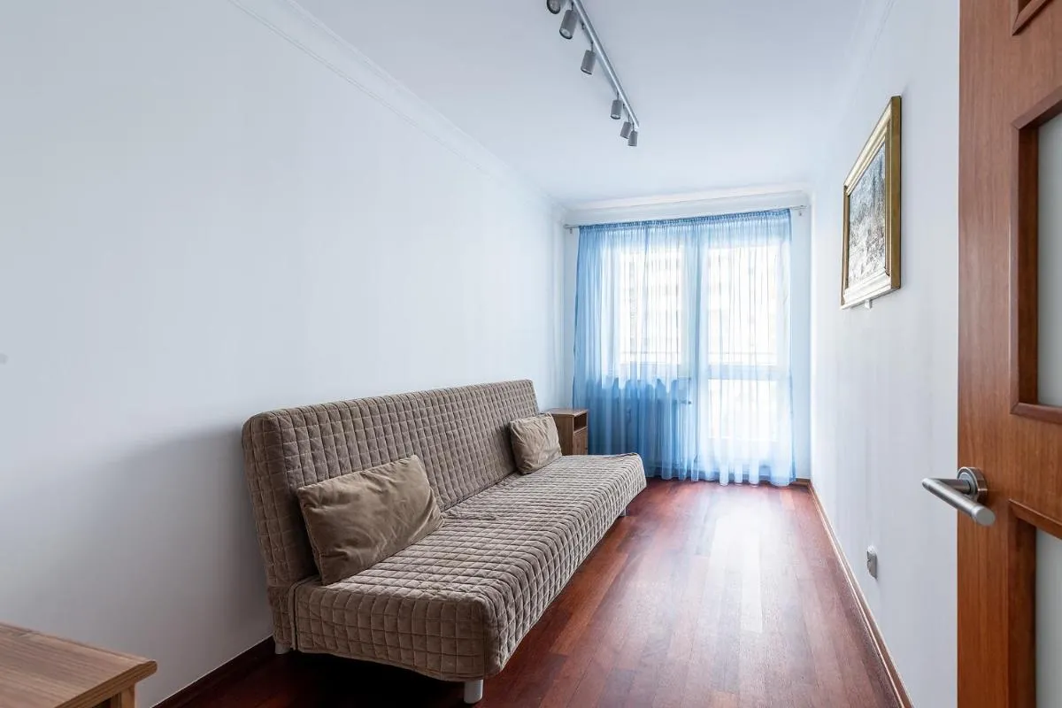 Image 6 of Bukowińska 12 Prywatne mieszkanie 80m2 z dwiema sypialniami i balkonem 2x bezpłatne miejsca parkingowe Samodzielne Zameldowanie! Private Garage! Self Check-in System!