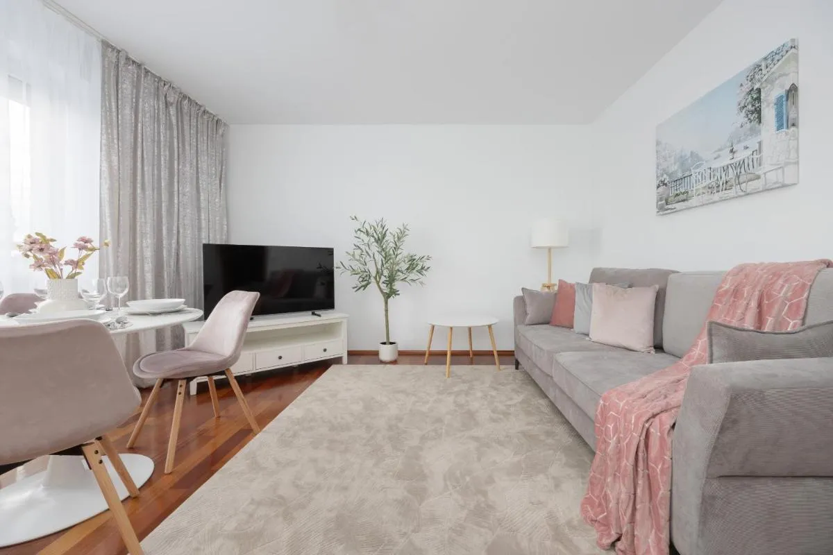 Image 6 of Elegant Apartment with Parking Close to Metro Station by Noclegi Renters