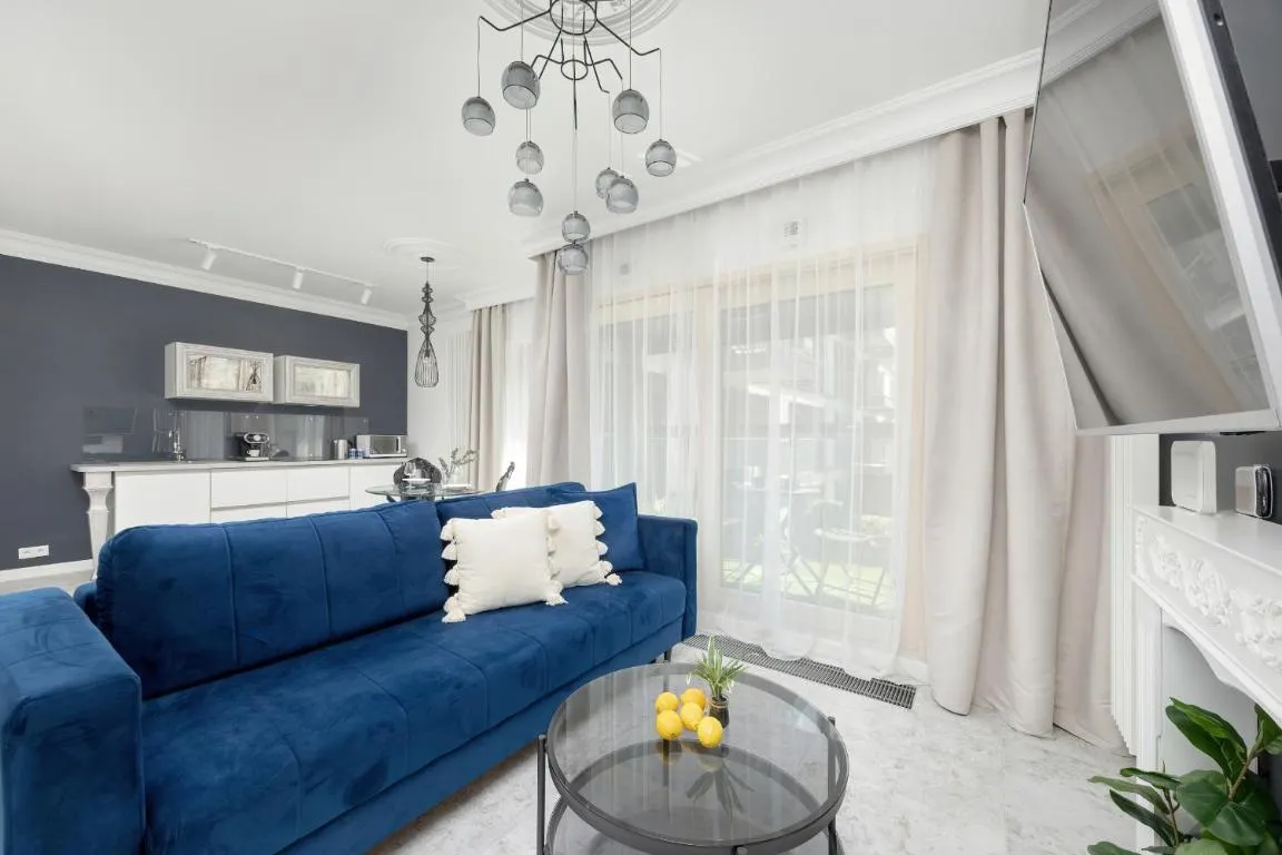 Image of Luksusowy Apartament Mennica Residence w Centrum Warszawy z Klimatyzacją by Renters Prestige