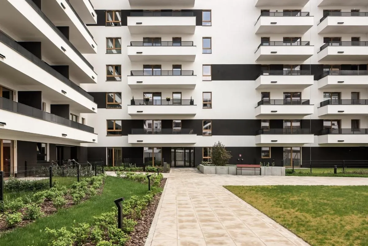 Image 5 of M&R Apartament Airport&Business Premium Komputerowa – underground garage – free WiFi – Netflix – self check-in – 5 min from Chopin Airport
