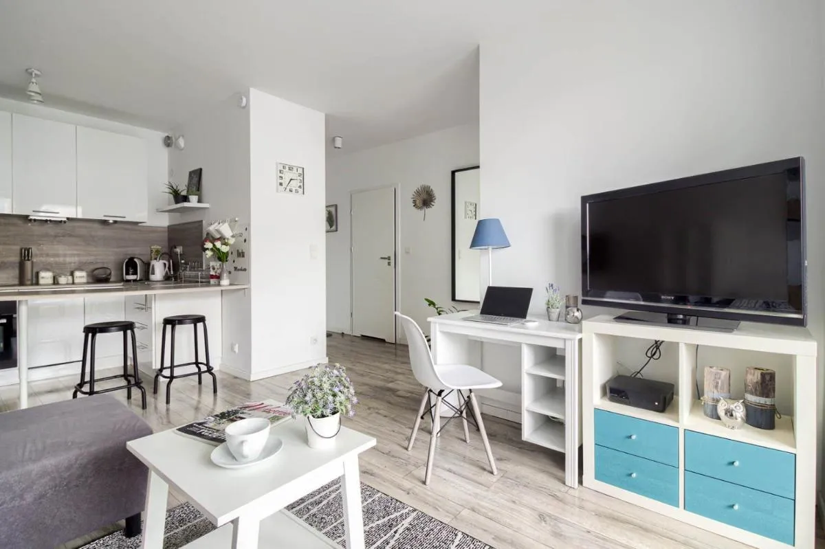 Image 4 of M&R Apartament Airport&Business Premium Komputerowa – underground garage – free WiFi – Netflix – self check-in – 5 min from Chopin Airport