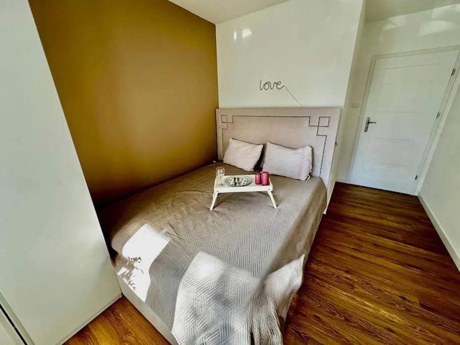 Image 6 of Manhattan Place & Movie Projector