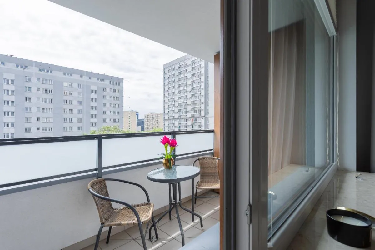Image 5 of Urban Chic – Pereca – Rondo ONZ – Luxury Warsaw Stays – 14 People