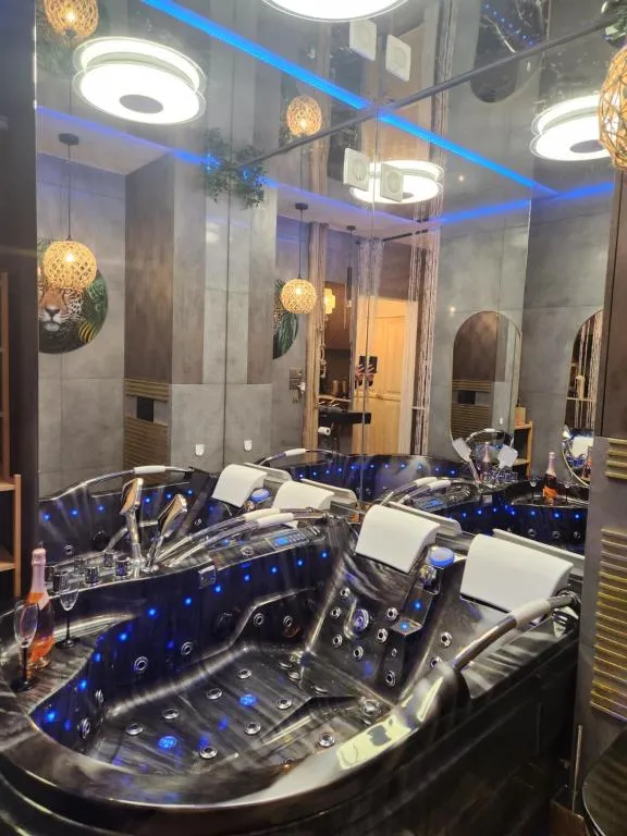 Image of WOLA Wyjątkowe Studio z Jacuzzi, Sauną i Fotelem do Masażu oraz opcją z Prosecco – Exceptional Studio with Jacuzzi, Sauna, Massage Chair and optional Prosecco