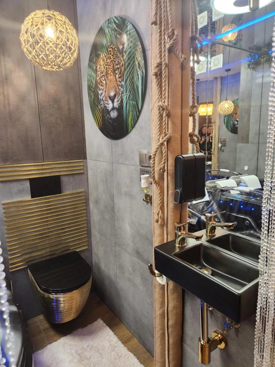Image 2 of WOLA Wyjątkowe Studio z Jacuzzi, Sauną i Fotelem do Masażu oraz opcją z Prosecco – Exceptional Studio with Jacuzzi, Sauna, Massage Chair and optional Prosecco
