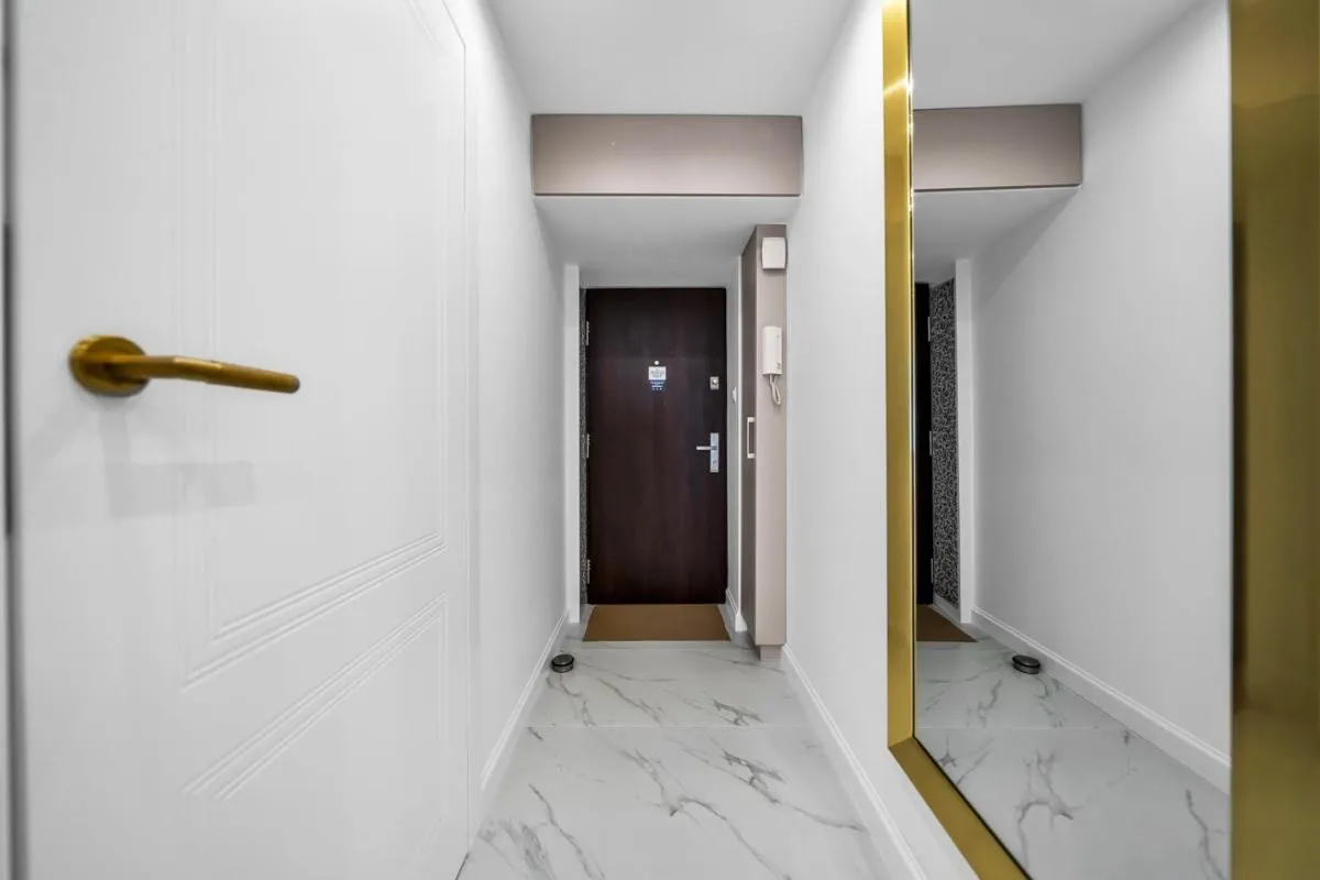 Image 2 of Warsaw Centrum Apartment – Workspace, Balcony – by Rentujemy