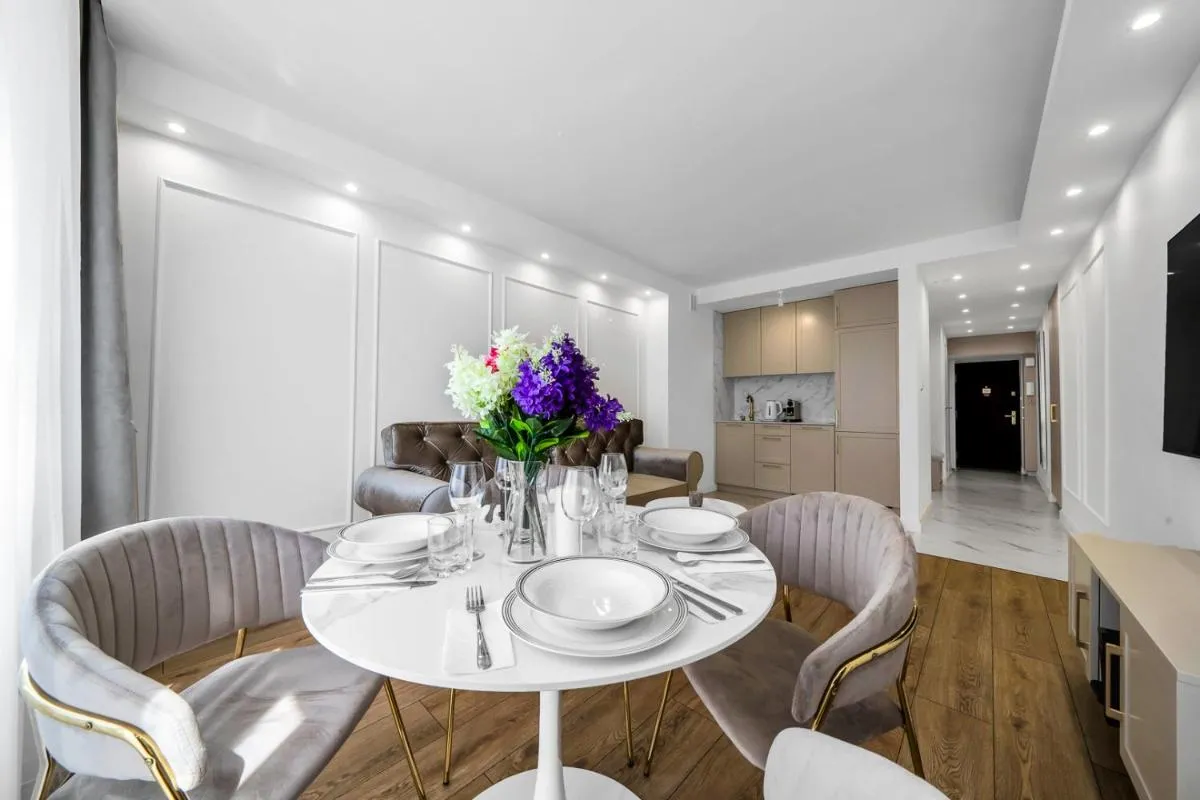 Image 3 of Warsaw Centrum Apartment – Workspace, Balcony – by Rentujemy