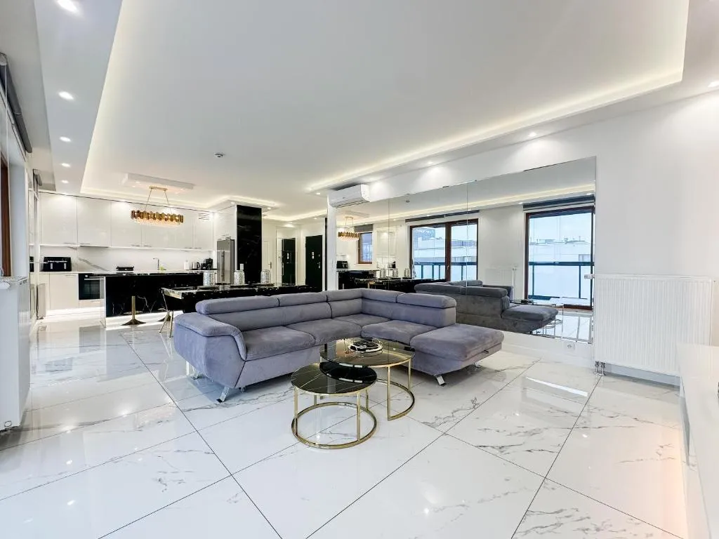 Karolkowa 28A – Luminous Apartment with Balcony by Renters Prestige