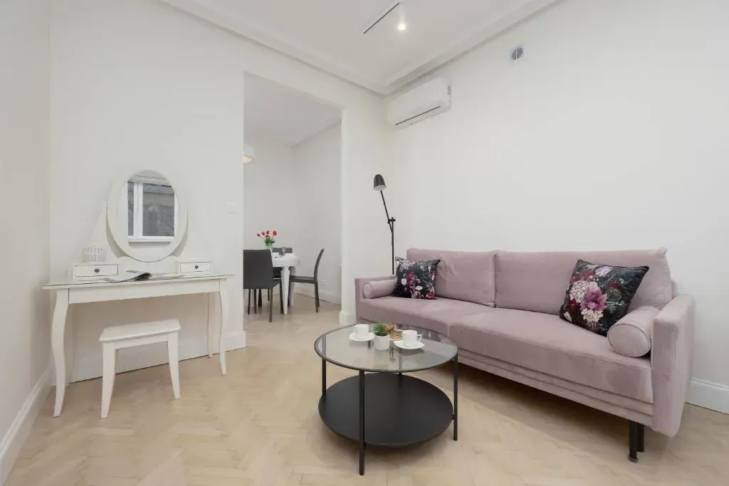 Modern Apartments with Air Conditioning in Warsaw Close to Three Parks by Renters Prestige