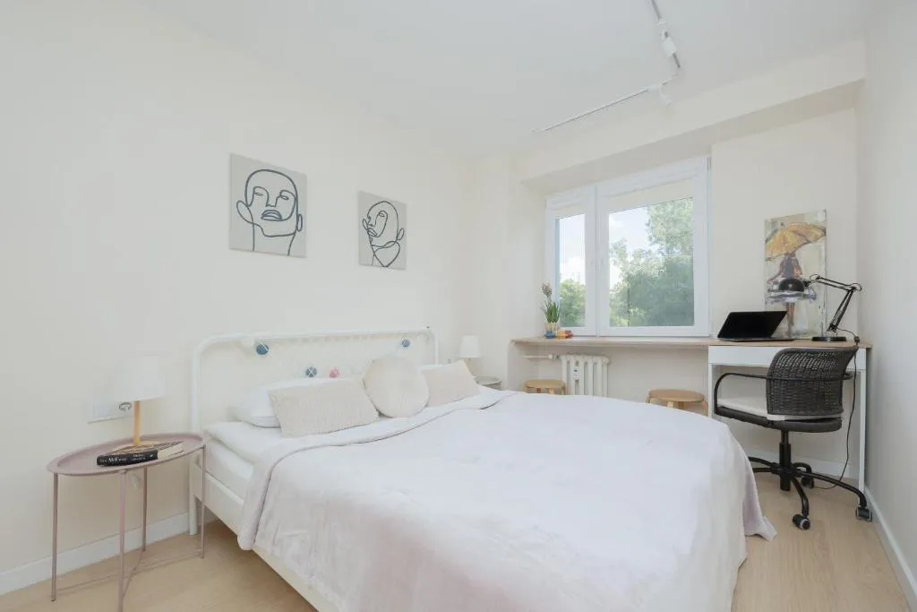 Przytulny Apartament z Balkonem i Klimatyzacją by Noclegi Renters