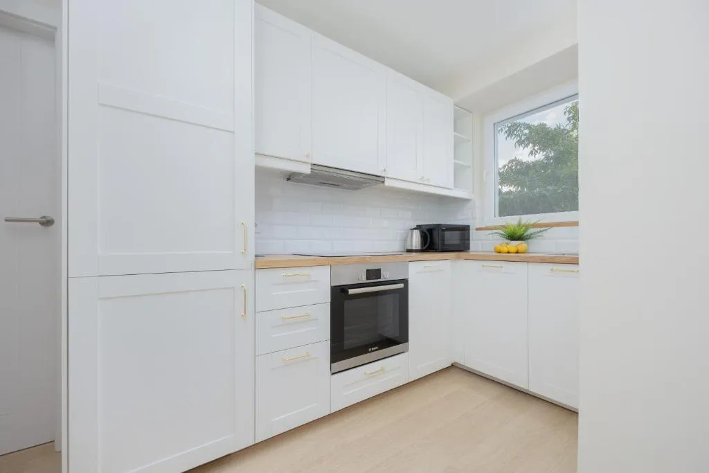 Przytulny Apartament z Balkonem i Klimatyzacją by Noclegi Renters - 3
