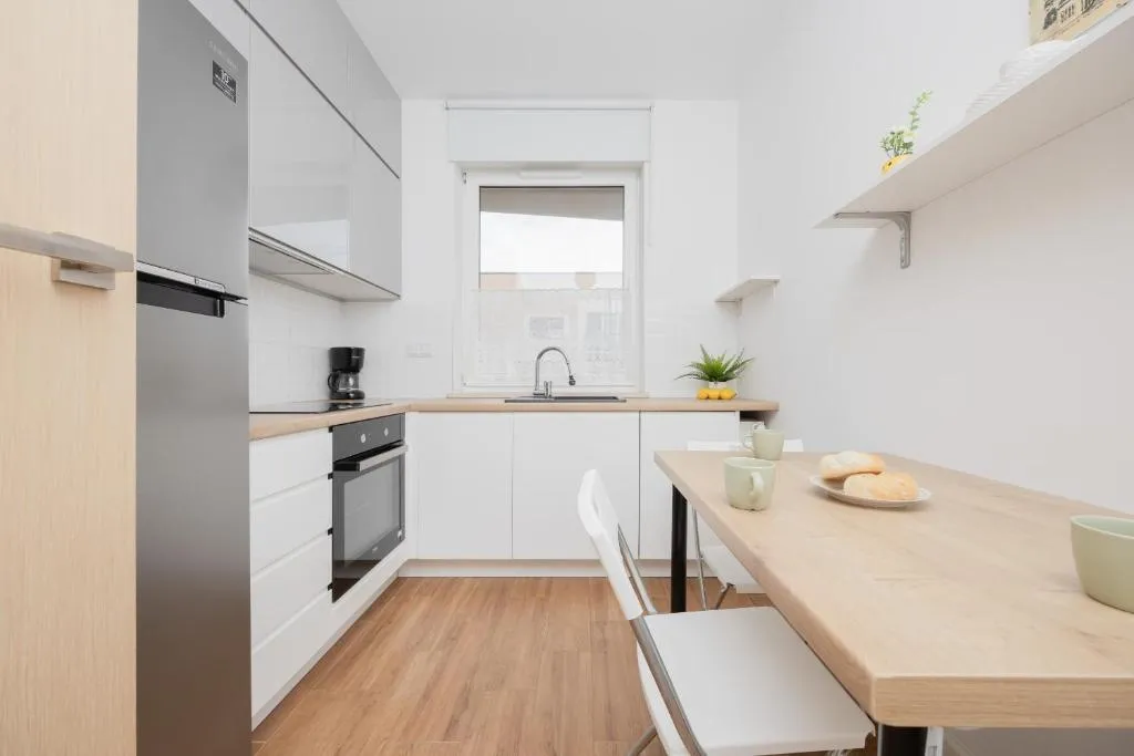 Słoneczny Apartament z Parkingiem by Noclegi Renters - 3