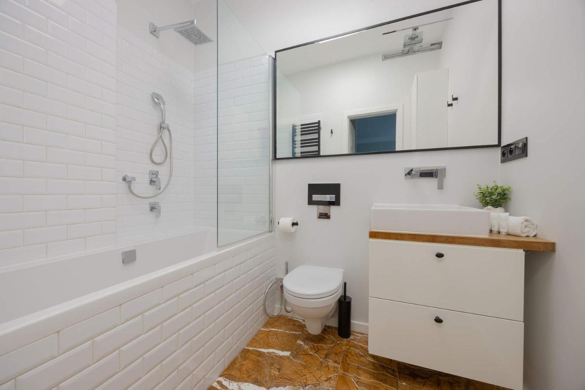 Image 5 of Air Conditioned Apartment in Warsaw Center with Desk and Bathtub by Noclegi Renters