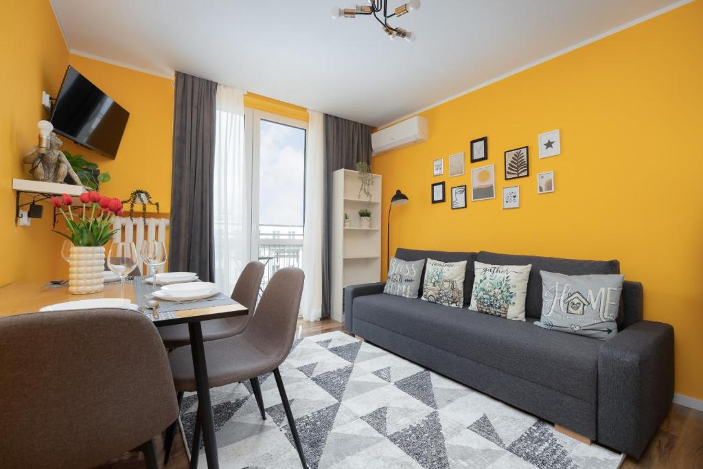 Image of Apartament na Alejach Jerozolimskich przy Pałacu Kultury i Nauki by Noclegi Renters