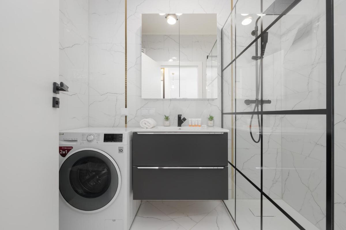 Image 5 of Apartment with Balcony & Parking in Warsaw by Noclegi Renters