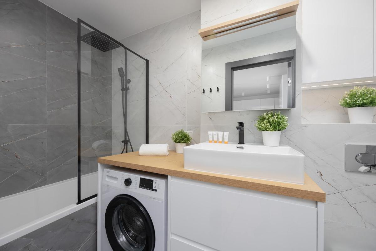 Image 5 of Beautiful Apartment with Balcony in Heart of Warsaw by Noclegi Renters