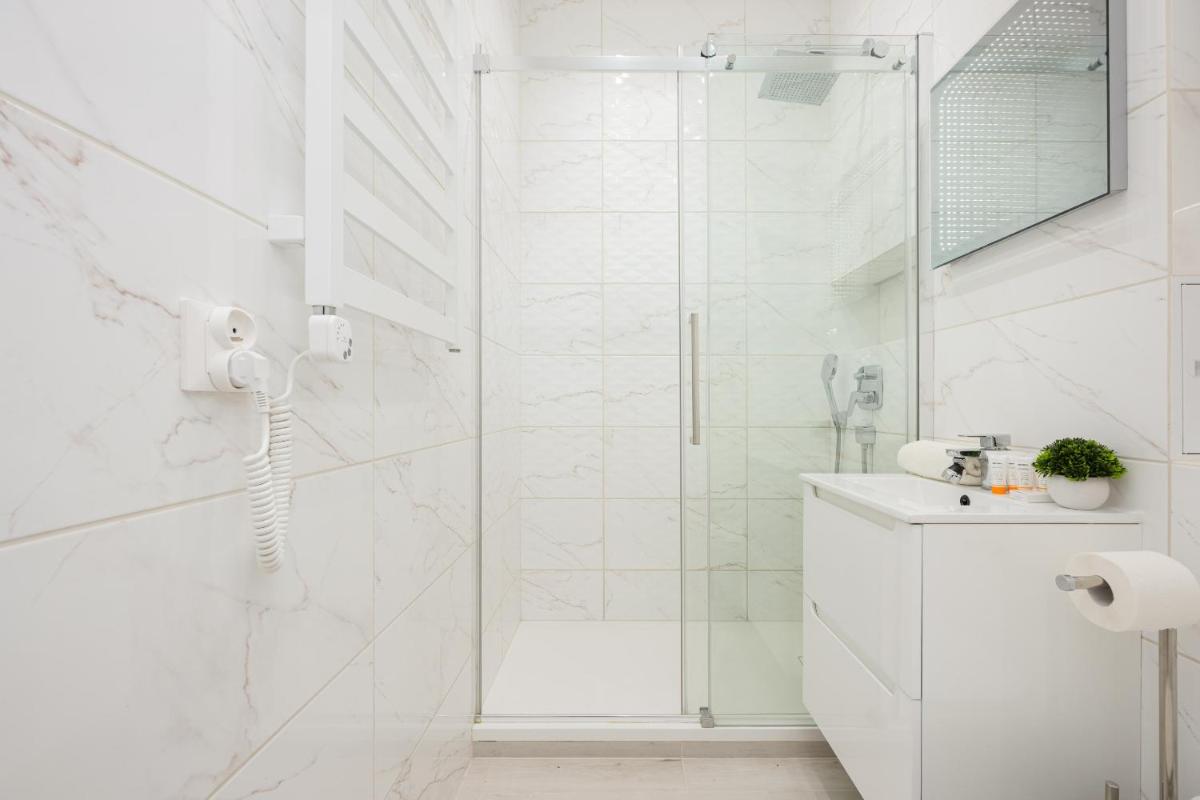 Image 4 of Bright Apartment in Warsaw Center with Two Bedrooms and Balcony by Noclegi Renters
