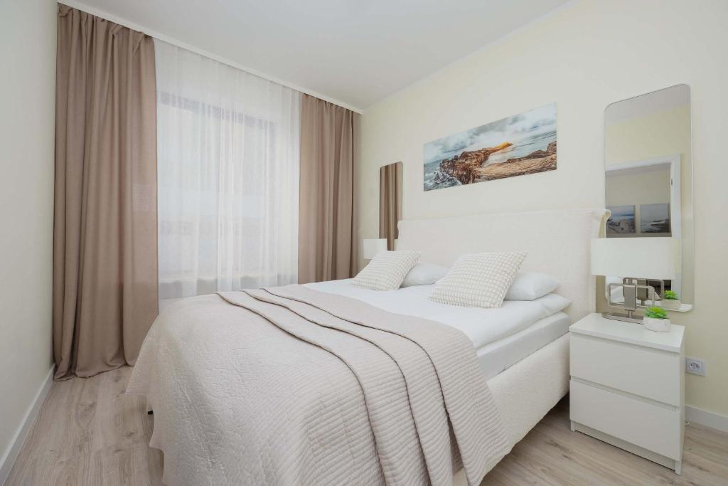 Image of Bright Apartment with Parking In the Center of Warsaw by Noclegi Renters