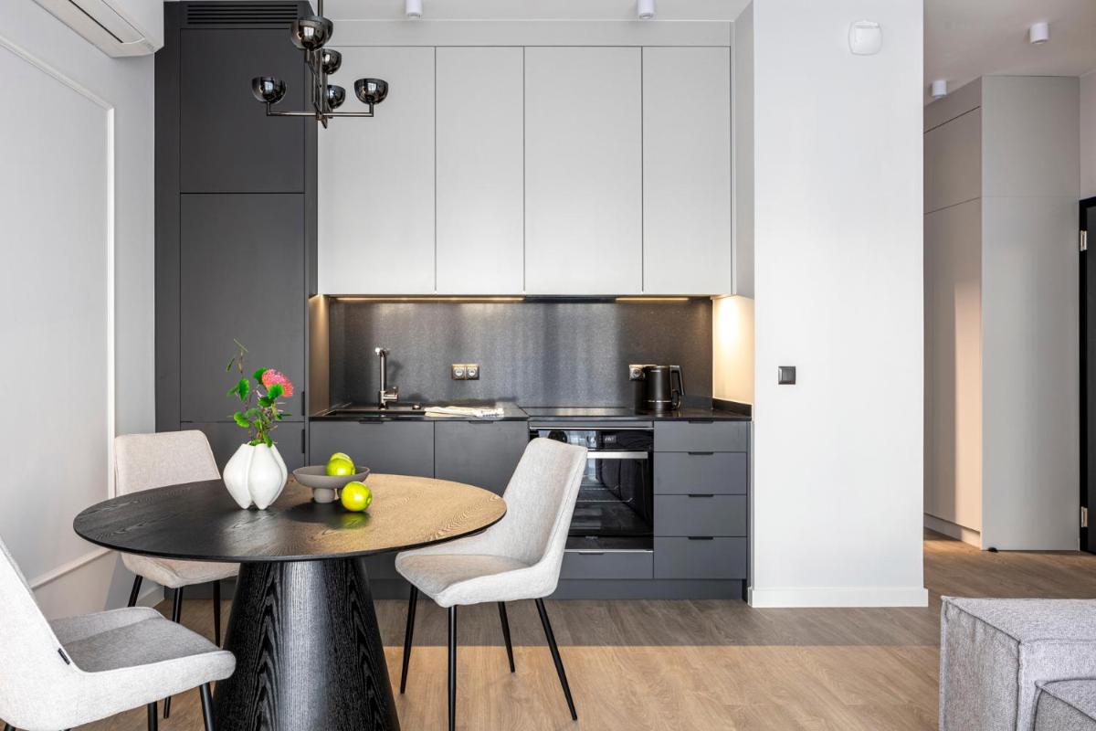Image 2 of CHRONOS APARTAMENTY with Parking and Air Conditioning in Warsaw Wola by Renters Prestige