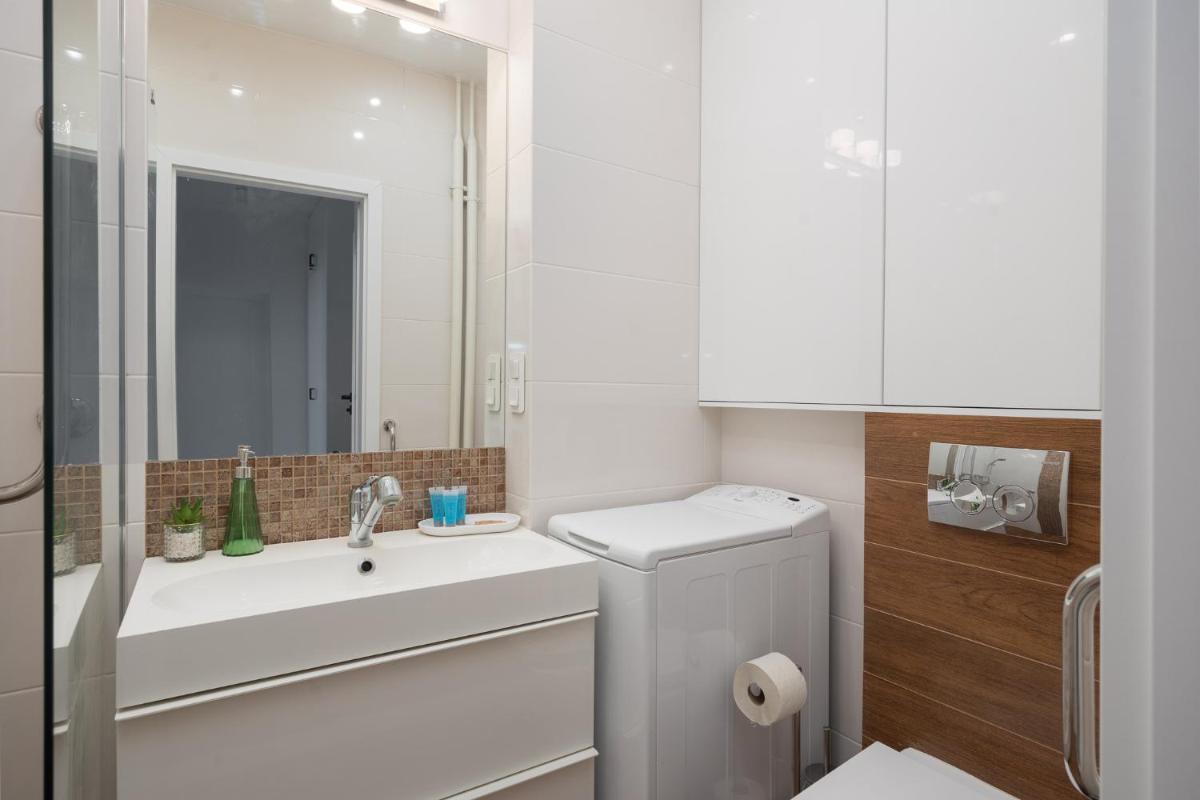 Image 2 of Chmielna Green Apartment