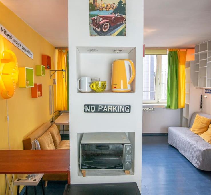 Image 3 of Colourful space, so central