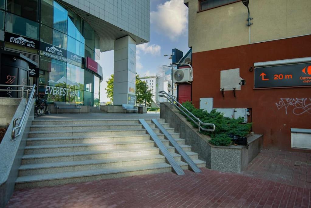 Image 5 of Colourful space, so central