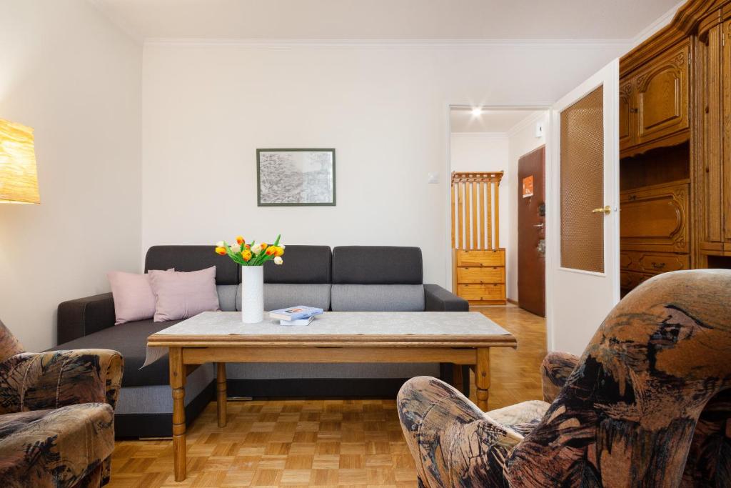 Image of Comfy & Spacious Apartment Warsaw by Noclegi Renters