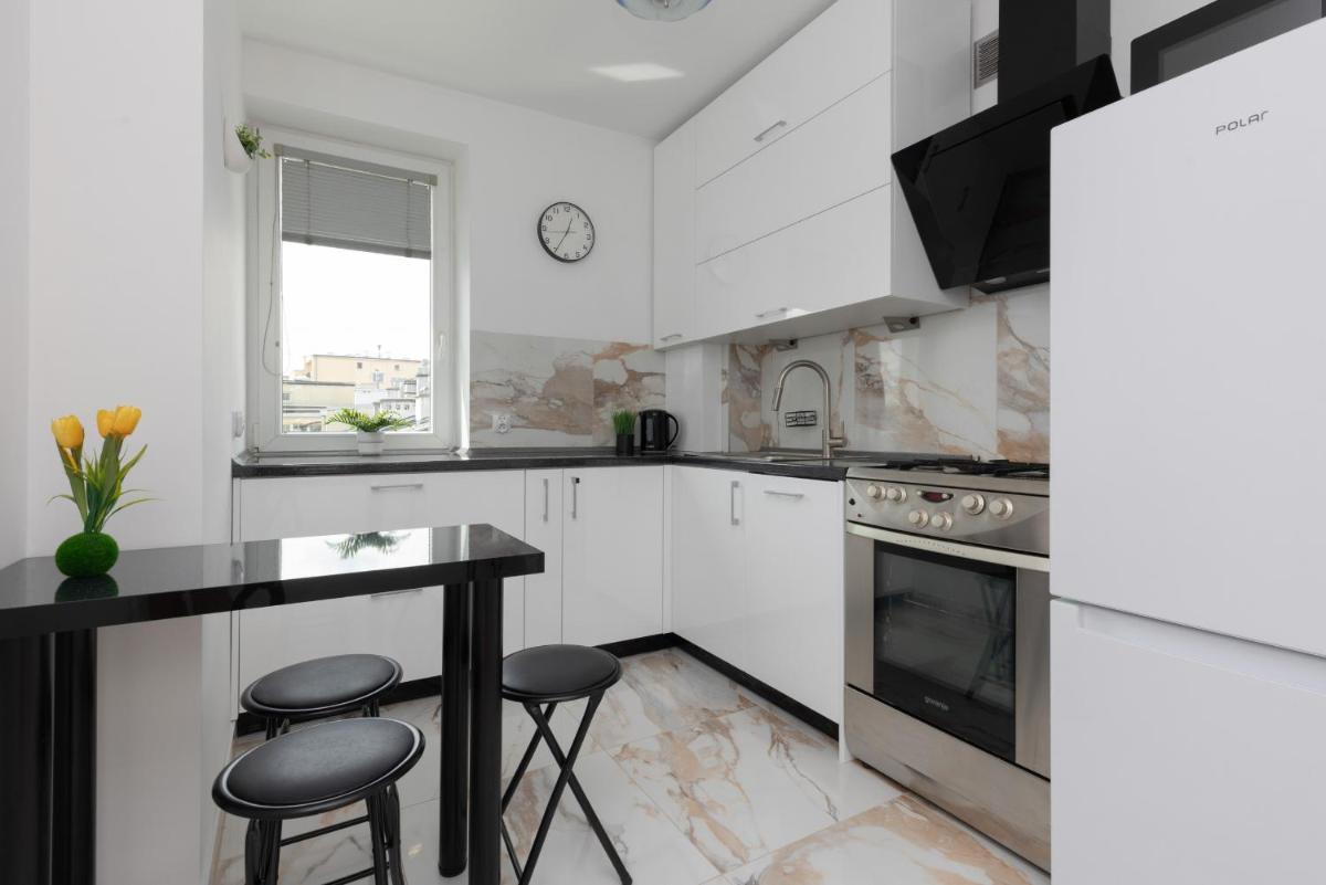 Image 4 of Elegant Warsaw Apartment with AC 550 m to Copernicus Science Centre by Noclegi Renters