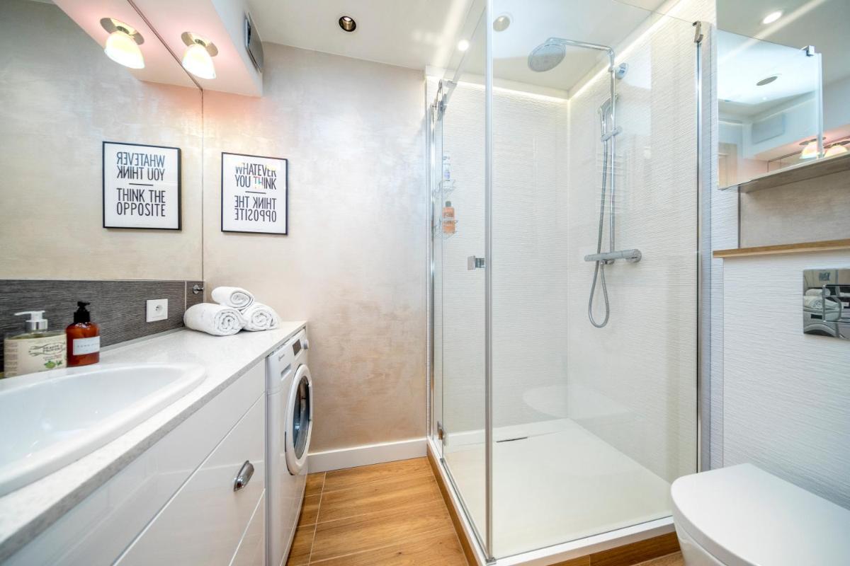 Image 2 of Golden Apartment with Air Condition by Your Freedom