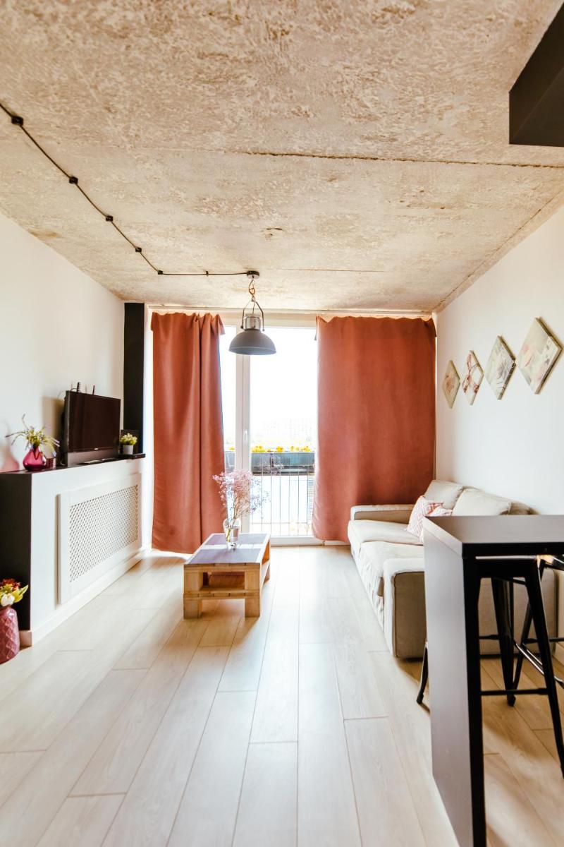 Image 4 of Industrial 9th Floor Central Apartment with Balcony and Views