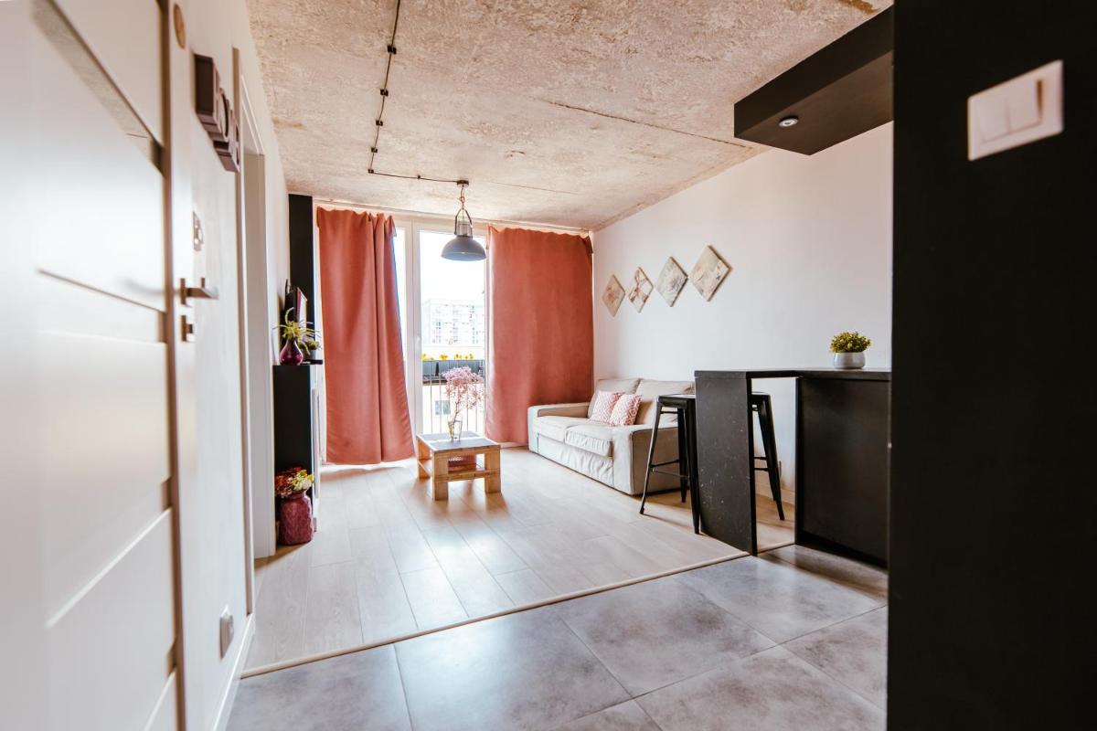 Image 6 of Industrial 9th Floor Central Apartment with Balcony and Views
