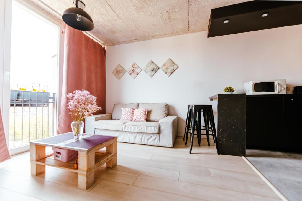Image of Industrial 9th Floor Central Apartment with Balcony and Views