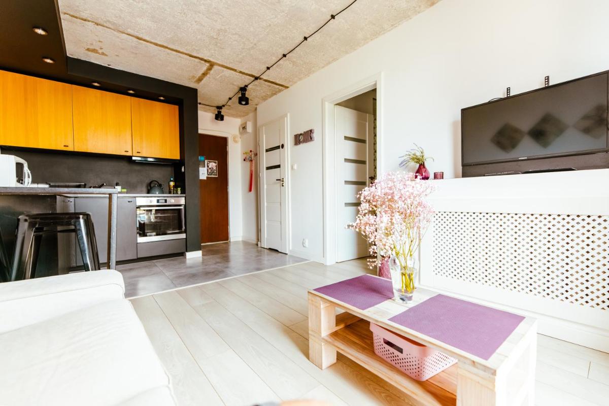 Image 3 of Industrial 9th Floor Central Apartment with Balcony and Views