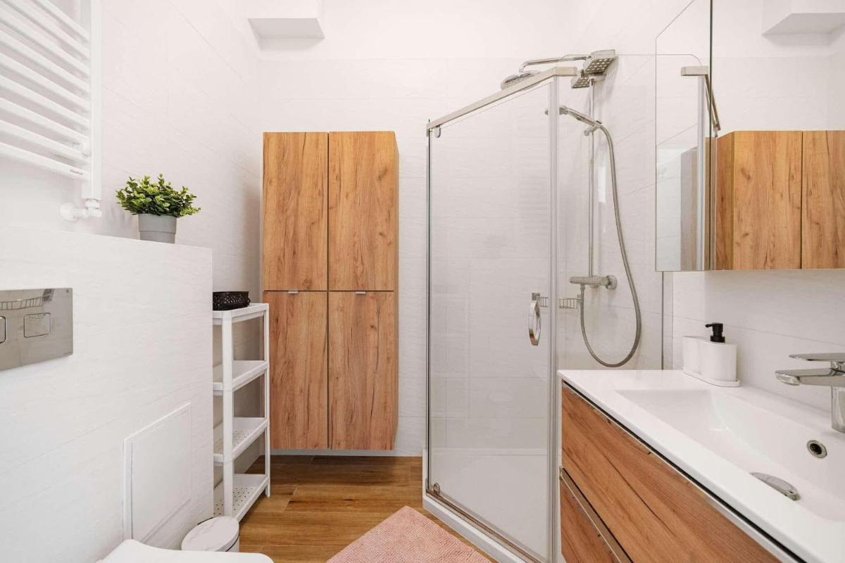 Image 2 of Luxury Apartment on Zlota Street