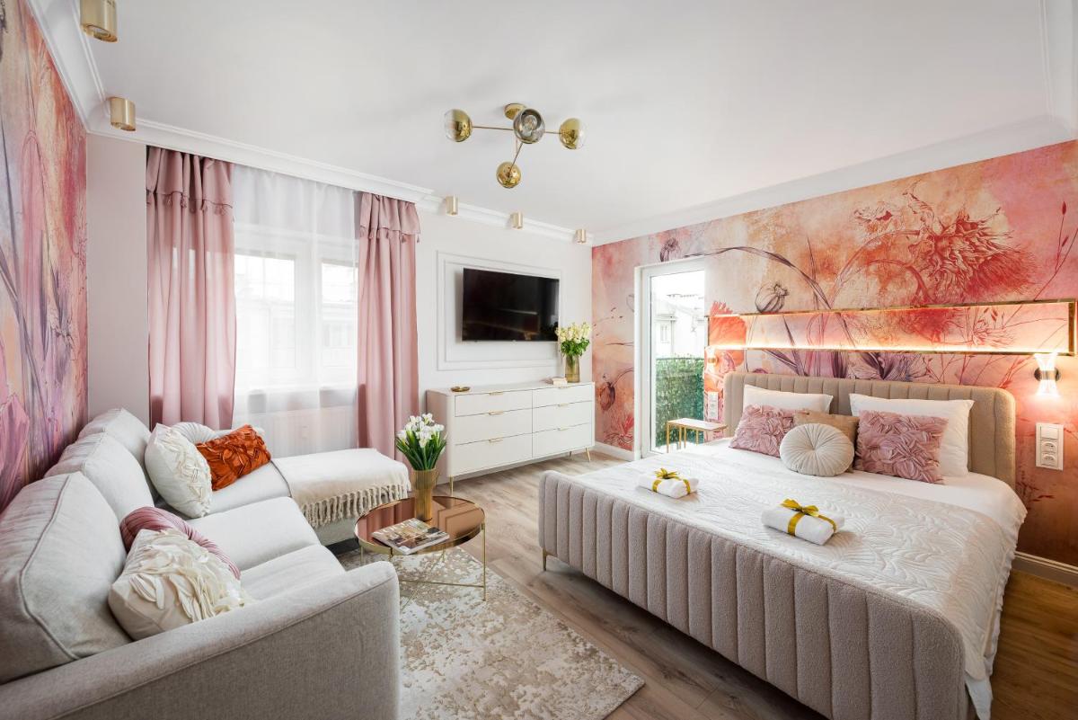 Image 4 of Prestige Central Suite with a living room, air conditiong, balcony & the view on Palace