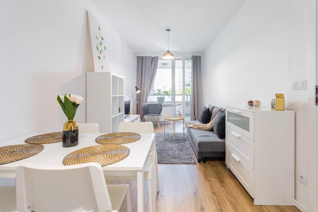 Image of Urban Chic – Warsaw Stays – Rondo ONZ – City Center – Pereca