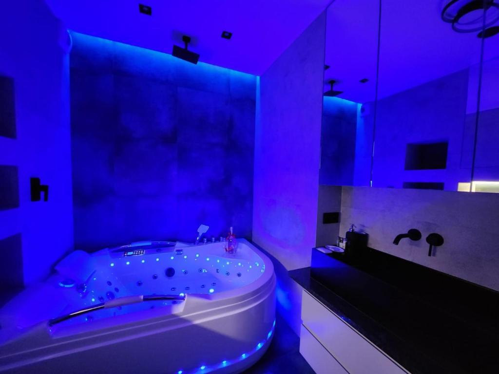 Image of WARSZAWA CENTRAL HOUSE – Studios in Warsaw with Private Jacuzzi, full access to Sauna, Gym and Billards – Studia z prywatnym Jacuzzi oraz dostępem do sauny, siłowni i bilarda