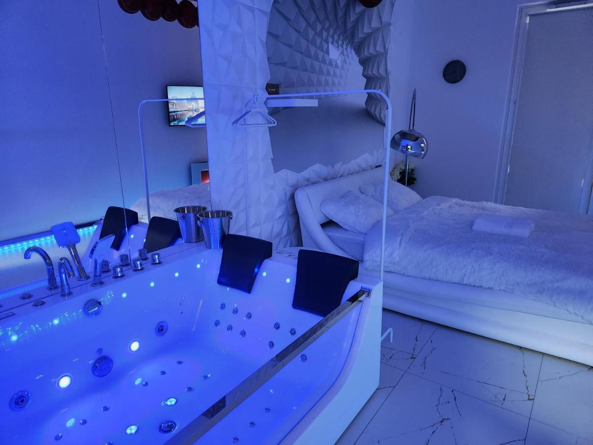 Image 3 of WARSZAWA CENTRAL HOUSE – Studios in Warsaw with Private Jacuzzi, full access to Sauna, Gym and Billards – Studia z prywatnym Jacuzzi oraz dostępem do sauny, siłowni i bilarda