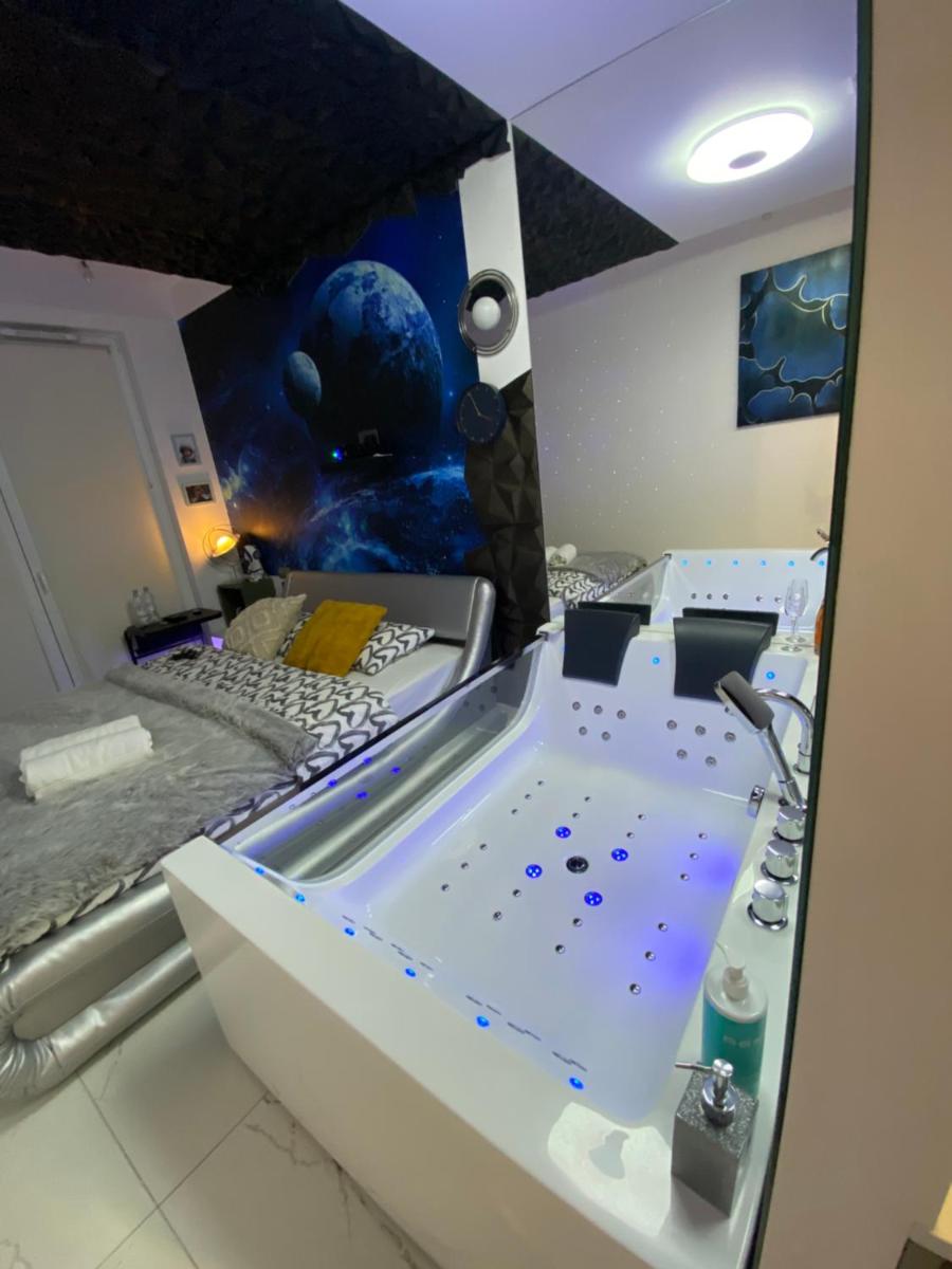 Image 6 of WARSZAWA CENTRAL HOUSE – Studios in Warsaw with Private Jacuzzi, full access to Sauna, Gym and Billards – Studia z prywatnym Jacuzzi oraz dostępem do sauny, siłowni i bilarda