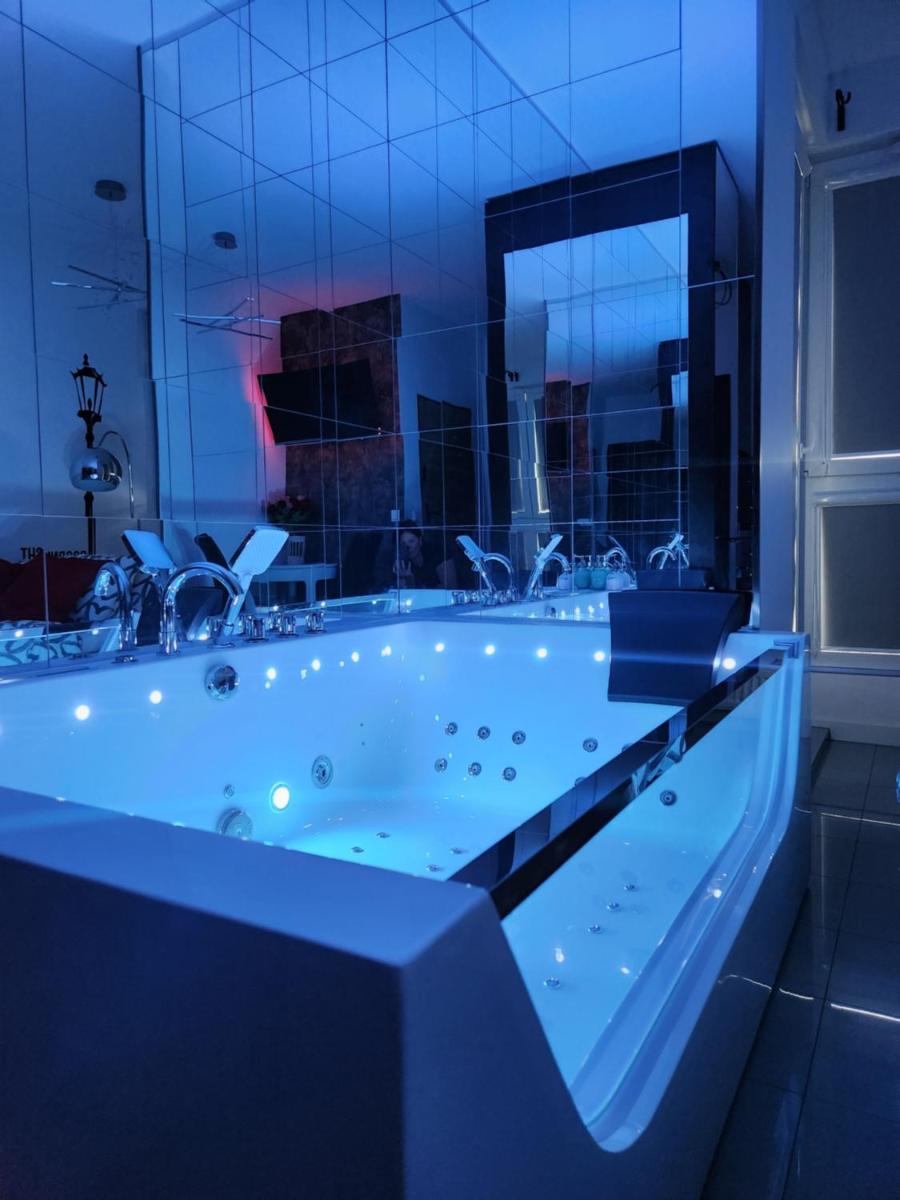 Image 5 of WARSZAWA CENTRAL HOUSE – Studios in Warsaw with Private Jacuzzi, full access to Sauna, Gym and Billards – Studia z prywatnym Jacuzzi oraz dostępem do sauny, siłowni i bilarda
