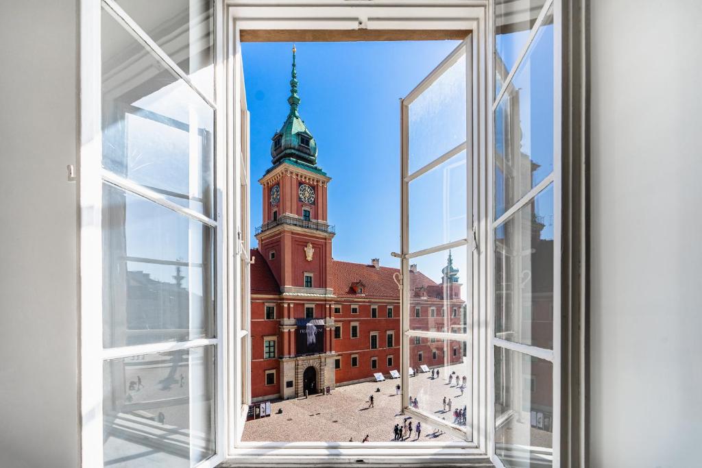 Image of Warsaw Castle Apartments – Prime Location, Historic City Center, Castle View, Fast Internet – by Rentujemy