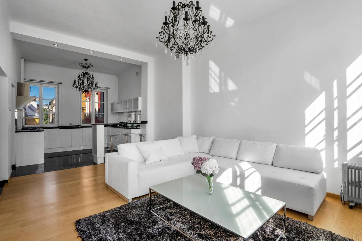 Image 1 of Warsaw Castle Apartments – Prime Location, Historic City Center, Castle View, Fast Internet – by Rentujemy