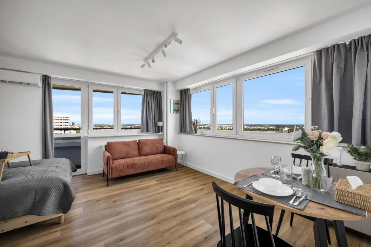 Image 2 of 21st Floor Centrum Studio – Balcony, City View, AC – by Rentujemy