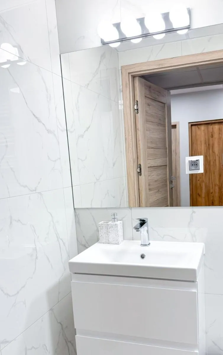 Image 5 of A3 – Queen Double Room – Warsaw City Haven – Two Shared Bathrooms
