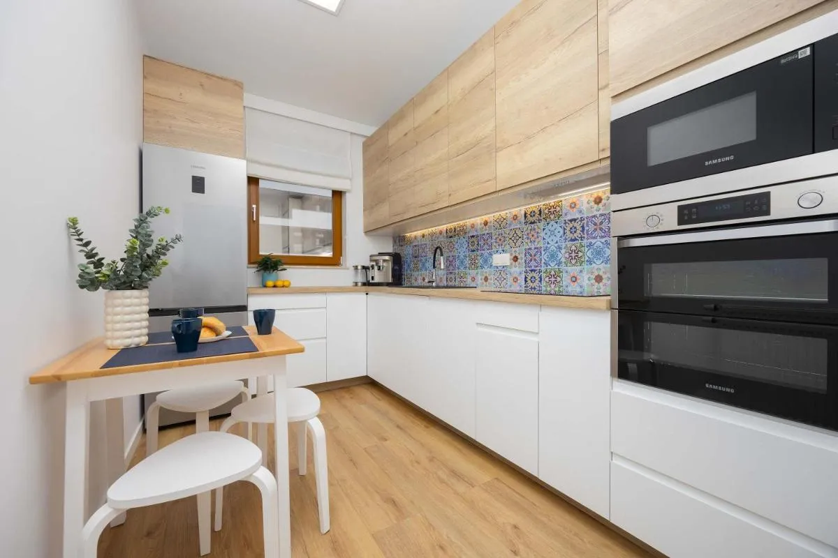 Image 2 of Air Conditioned Apartment in Warsaw with Parking, Desk and Bathtub by Noclegi Renters