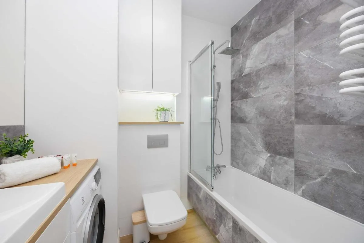 Image 4 of Air Conditioned Apartment in Warsaw with Parking, Desk and Bathtub by Noclegi Renters