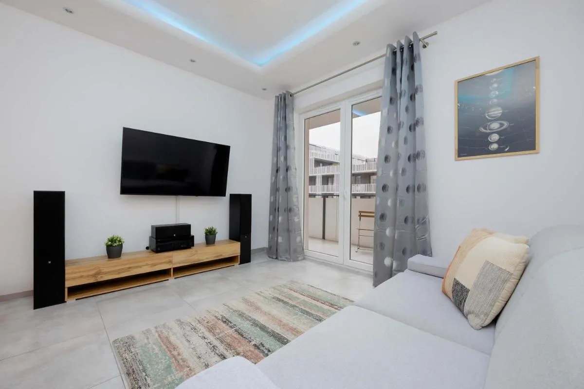Image 2 of Bright Apartment with Parking and Remote Work in Warsaw Wola by Noclegi Renters
