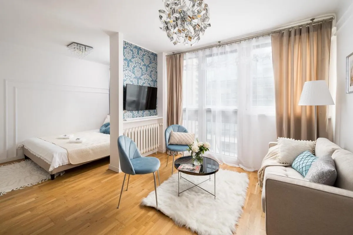 Image 6 of Charming air-conditioned studio 950 m from Central Station, bedroom & separate living room
